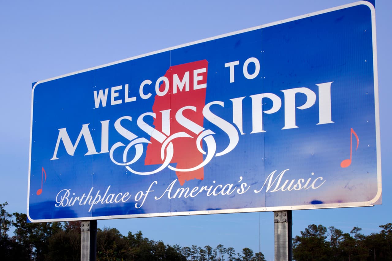 <b>Puesto 16. Mississippi</b>
<br>
<br>Costo anual promedio de la propiedad de un automóvil: 2,881 dólares. 
<br>
<br>Costo promedio de la reparación cuando se enciende una luz de advertencia del motor: 236 dólares en repuestos y 160 dólares en mano de obra. 
<br>
<br>Costo anual promedio del seguro: 1,378 dólares.
<br>
<br>Gasto anual promedio en gasolina de cada conductor con licencia en el estado: 1,107 dólares. 
<br>
<br>Costo promedio de la gasolina en febrero de 2022: 3.1 dólares por galón. 
<br>