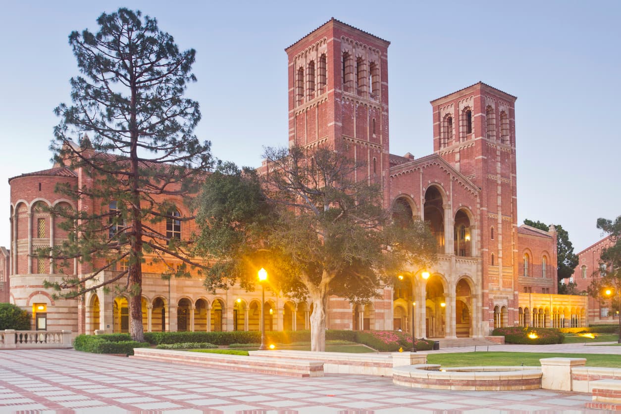 UCLA y otras seis universidades empezarán 2022 con clases online ante variante ómicron