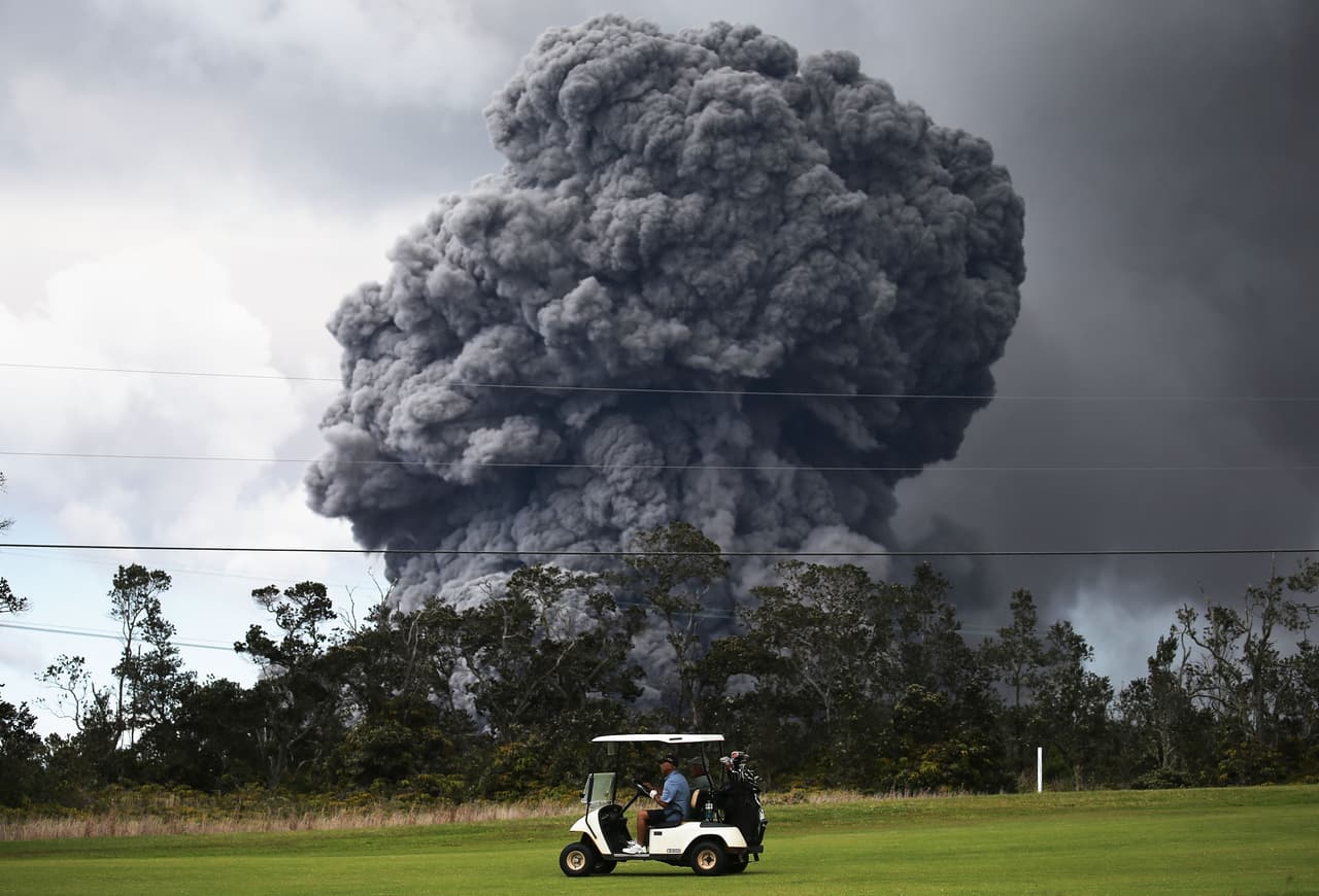 La actividad en un club de golf desde donde se ve la inmensa columna de cenizas no ha sido suspendida.
<br>
