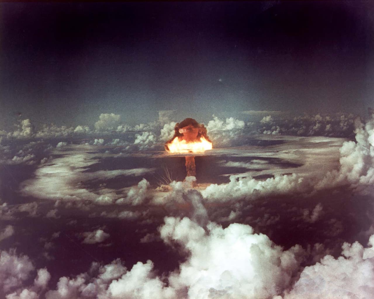 ‘Ivy King’, otra de las explosiones nucleares de prueba en el arrecife de coral Enewetak, en 1952. Estos ensayos fueron realizados por el gobierno de EEUU en la década de 1950, a principios de la Guerra Fría. Otras explosiones atómicas controladas fueron realizadas en Nevada, 
<a href="https://www.univision.com/noticias/armas-nucleares/estas-son-las-fotografias-de-pruebas-nucleares-estadounidenses-ocultas-por-mas-de-60-anos-fotos">se trató de la operación ‘Teapot’, parte del programa nuclear estadounidense. </a>