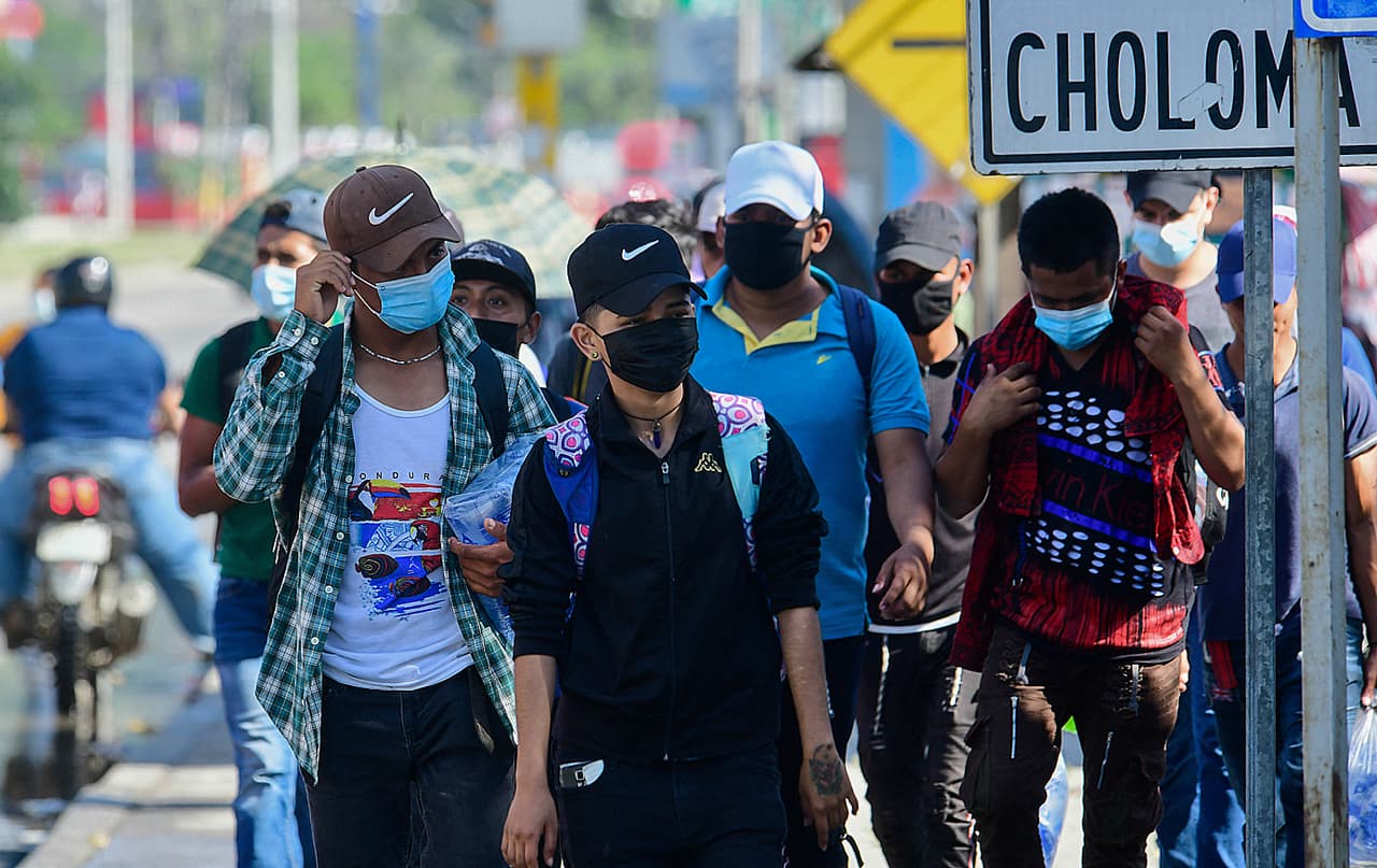 El nuevo éxodo se produce en momentos en que Estados Unidos busca solucionar una aglomeración de cerca de 14,000 menores no acompañados que llegaron desde Guatemala, El Salvador y Honduras. El presidente 
<a href="https://www.univision.com/temas/joe-biden">Joe Biden</a> ha dicho que las autoridades migratorias están procesando únicamente a Menores No Acompañados (UAC, por sus siglas en inglés) de acuerdo con lo establecido por la ley. Los adultos solteros y unidades familiares son 
<a href="https://www.univision.com/noticias/inmigracion/titulos-8-42-muro-invisible-trunca-suenos-inmigrantes-buscan-asilo-eeuu">expulsados inmediatamente bajo el Título 42 del Código de Estados Unidos,</a> activado el año pasado como parte de la estrategia para el control de la pandemia.
