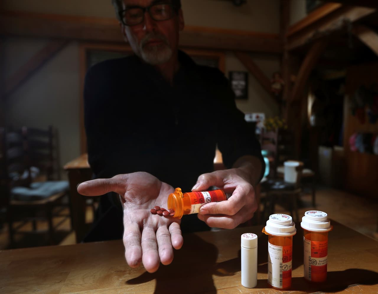 Los datos más recientes estiman que 
<b>142 personas muere a diario en Estados Unidos por una sobredosis de drogas</b>. Los opioides son los principales responsables de estas fatalidades: en 2015, dos de cada tres sobredosis estuvieron asociadas a estas sustancias. "Nuestros ciudadanos están muriendo. La epidemia de opioides que estamos enfrentando no tiene precedentes", alertó un 
<a href="https://www.whitehouse.gov/sites/whitehouse.gov/files/ondcp/commission-interim-report.pdf">informe</a> de la comisión creada por el presidente Trump para atender el problema. Hoy las muertes por sobredosis ya superan las de homicidios por arma de fuego y accidentes automovilísticos juntos.