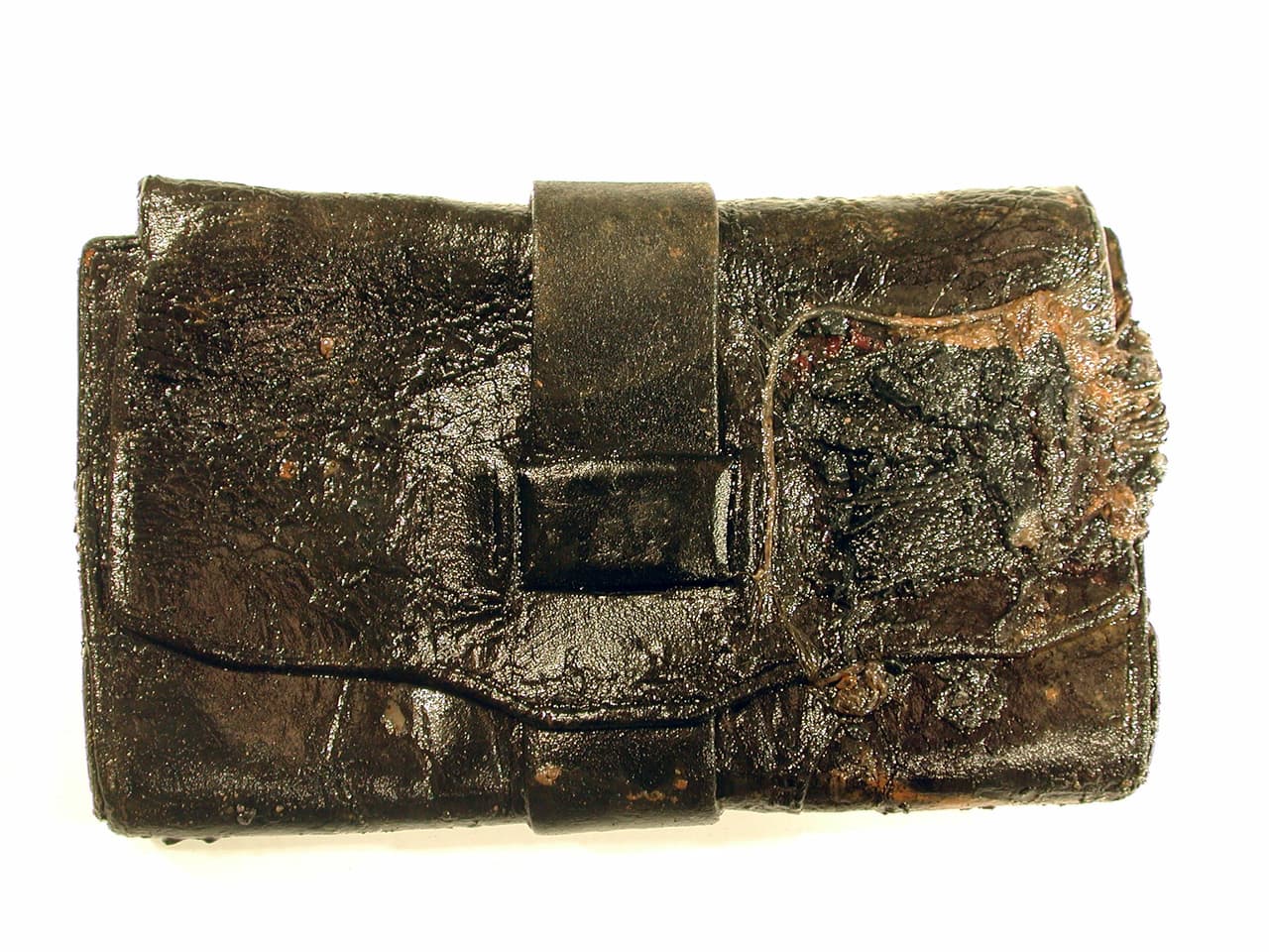 Una cartera de cuero recuperada entre los restos encontrados en el submarino.