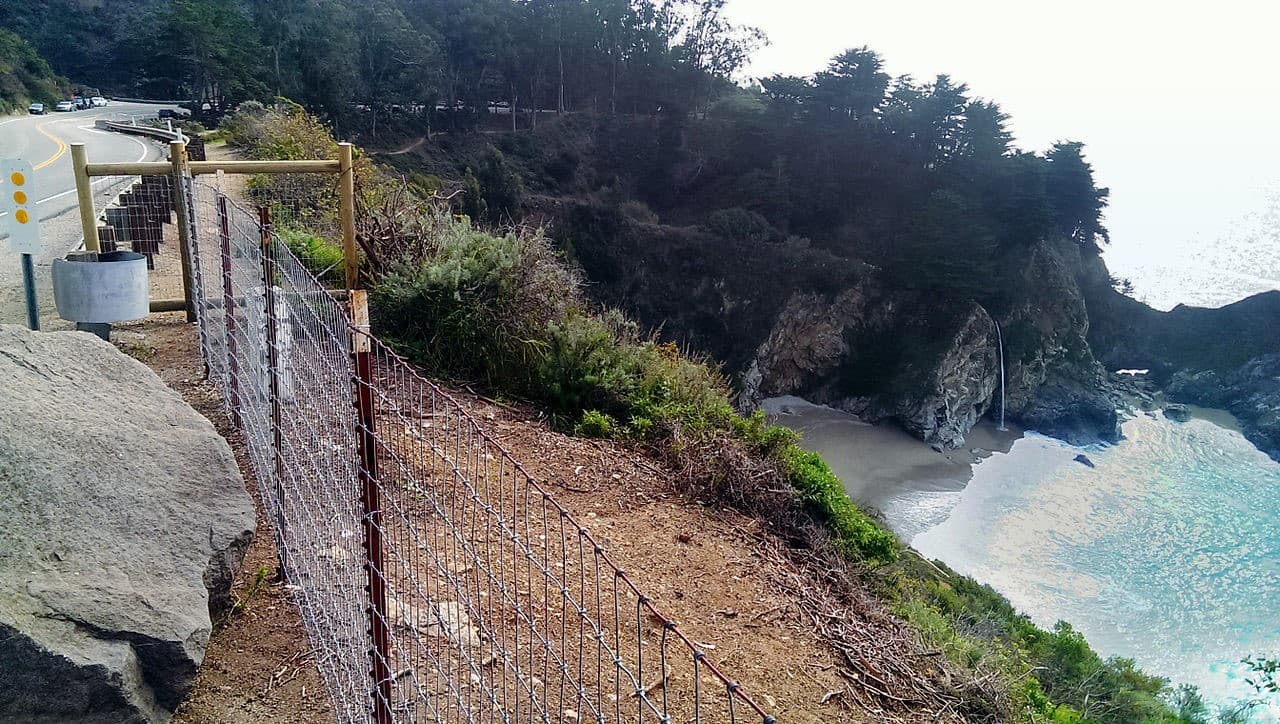 <b>Altura</b>: 80 pies
<br>
<b>Ubicación</b>: Julia Pfeiffer Burns State Park en el condado de Monterey, California. 
<br>
<b>Precio</b>: Aplican distintas cuotas, para más información aquí www.parks.ca.gov
<br>