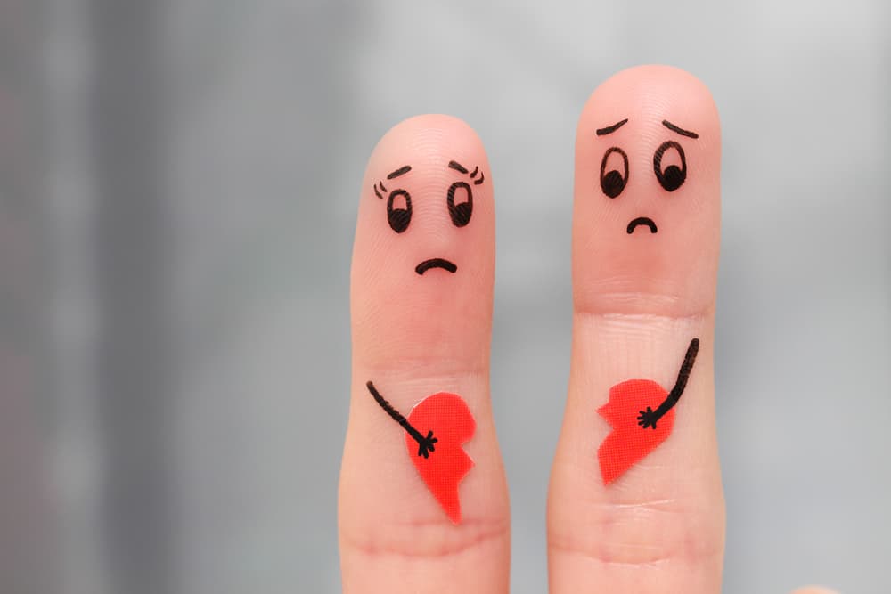 Sentimentalmente, vivirás una ruptura con alguien que no vale la pena, y te sentirás bien; las relaciones tóxicas no van contigo. Lo que surge en el mes del dragón para aquellos que terminan lo que no servía es mejor, y sí lo que tienes vale la pena, se consolida.
<br>