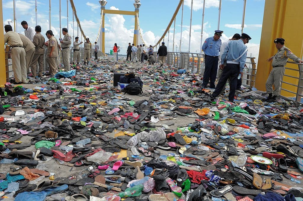 <b>23 de noviembre de 2010:</b> La más mortal estampida humana de la década tuvo lugar este día en Phnom Penh, la capital de Cambodia, durante el famoso Festival del Agua que se celebra en esa ciudad a orillas del río Tonle Sap.