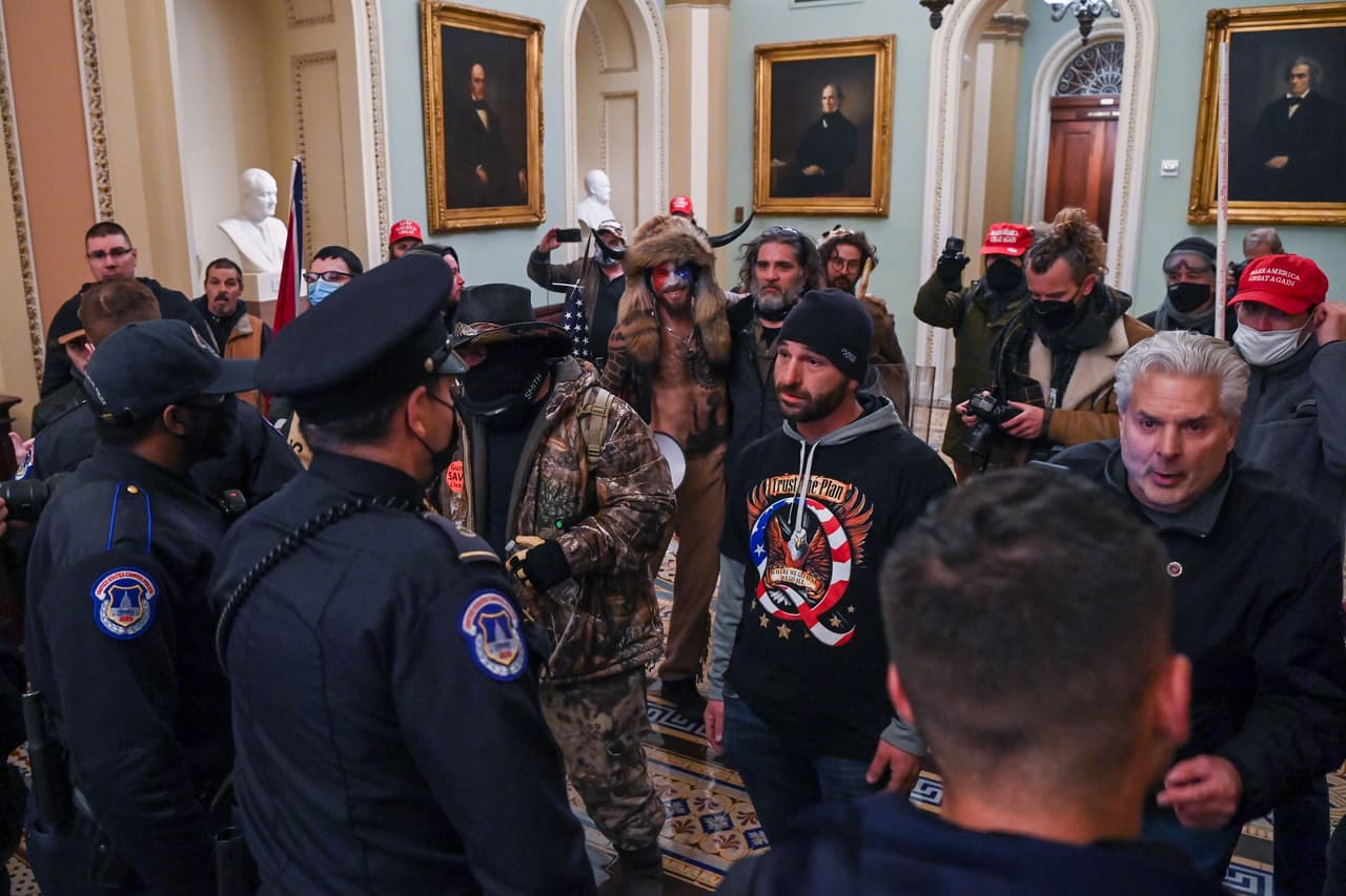 Angeli es visto frecuentemente en los eventos de apoyo a Donald Trump en el área de 
<b>Phoenix</b> y la fantasía de conspiración de QAnon durante más de un año, lo suficiente como para que los periodistas de todo el estado lo reconozcan de un vistazo rápido. A menudo se pone un tocado de piel con cuernos y camina sin camisa, mostrando numerosos tatuajes nórdicos grandes de un tipo a menudo asociado con grupos de supremacistas blancos.