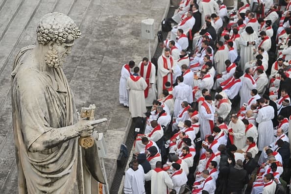La audiencia de esta semana atrajo un número inusualmente alto de asistentes, considerando a las más de 130,000 personas que han pasado por la Santa Sede desde el deceso de Benedicto XVI el sábado e hicieron fila para despedirse del papa alemán.