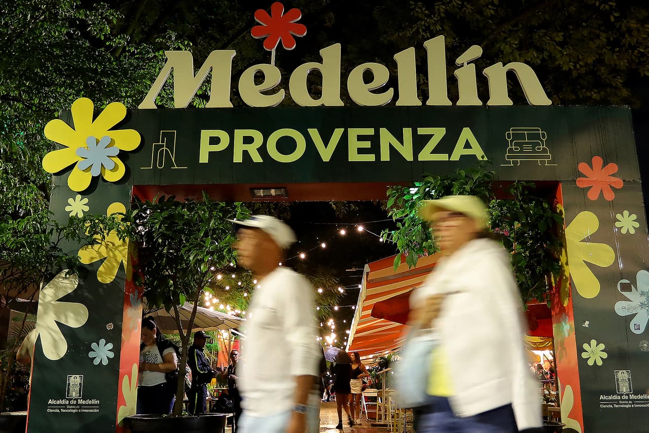 Medellín también está de moda entre los nómadas digitales, atraídos por sus paisajes montañosos y su vibrante vida nocturna.