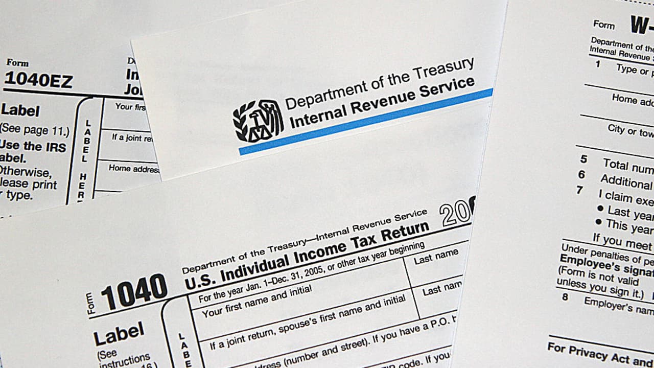 El IRS ha enviado dos pagos de estímulo económico hasta el momento y quienes no recibieron ninguno de ellos en el 2020 y en ese año sus ingresos fueron menores a los $75,000, podrán exigir el auxilio federal en la declaración.