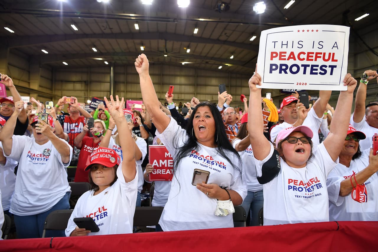 Trump ha tomado a la ligera las reglas estatales sobre el coronavirus, bromeando diciendo que sus mítines de campaña son "protestas pacíficas" y que deberían tener la misma holgura que las recientes protestas de Black Lives Matter.