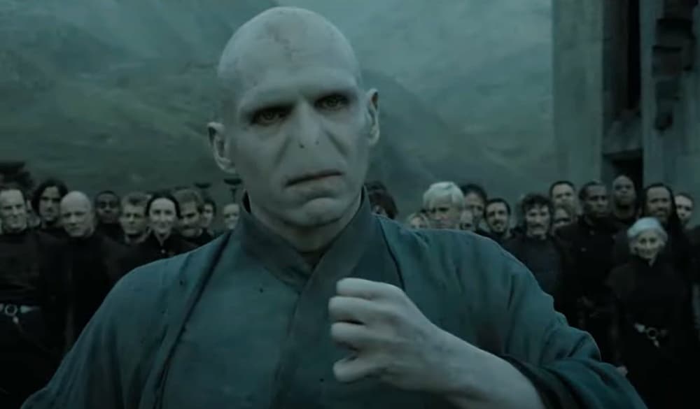 Detrás del temido villano se encontraba Ralph Fiennes, quien fuera de la pantalla presume una tierna sonrisa, bellos ojos verdes y facciones marcadas.