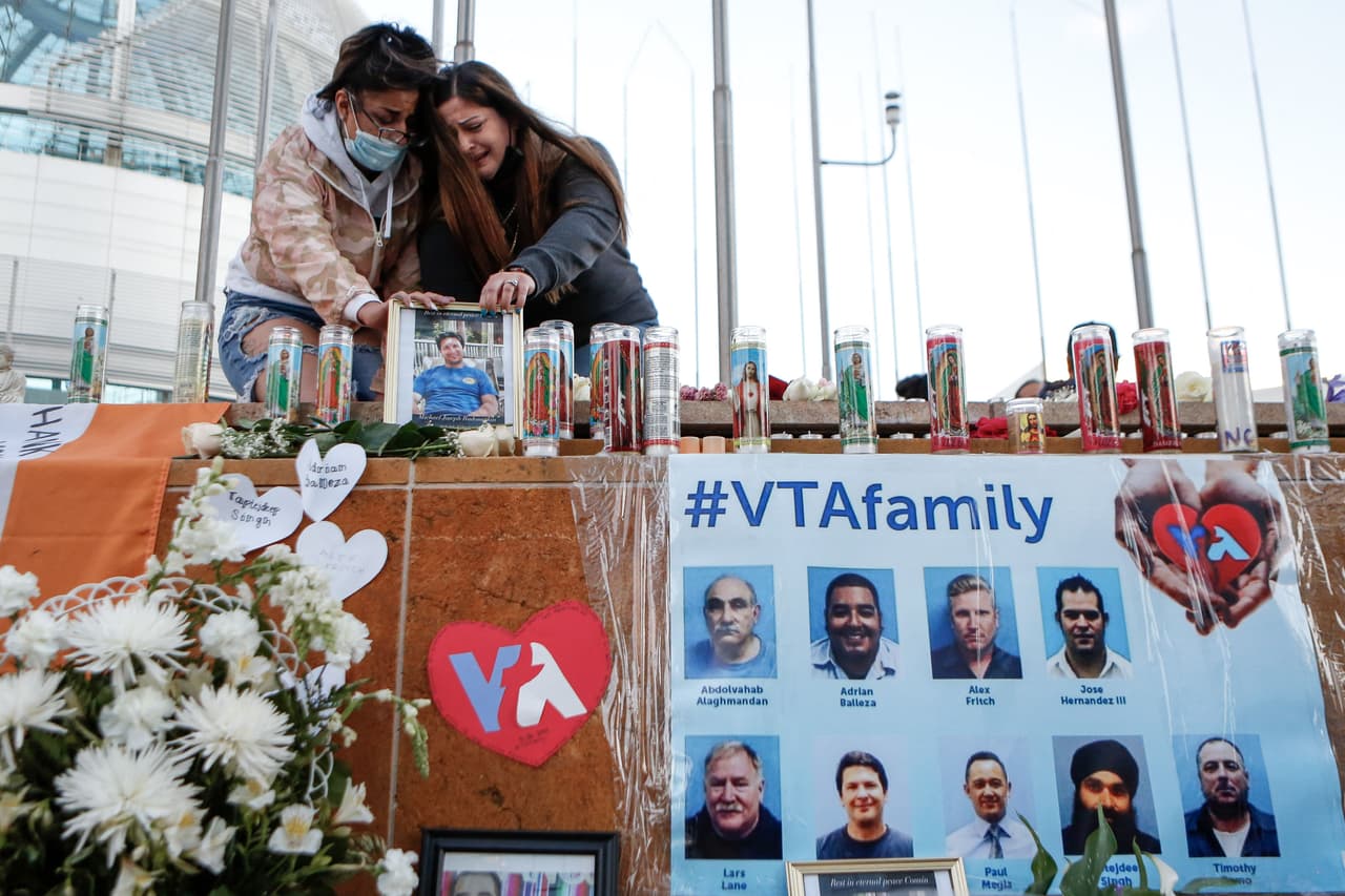 La comunidad ha hecho diversas demostraciones para rendir homenaje a los falelcidos. Christina González (derecha) y Alyssa Rubino lloran por su primo Michael Joseph Rudometkin mientras asisten a una vigilia en honor a las víctimas.