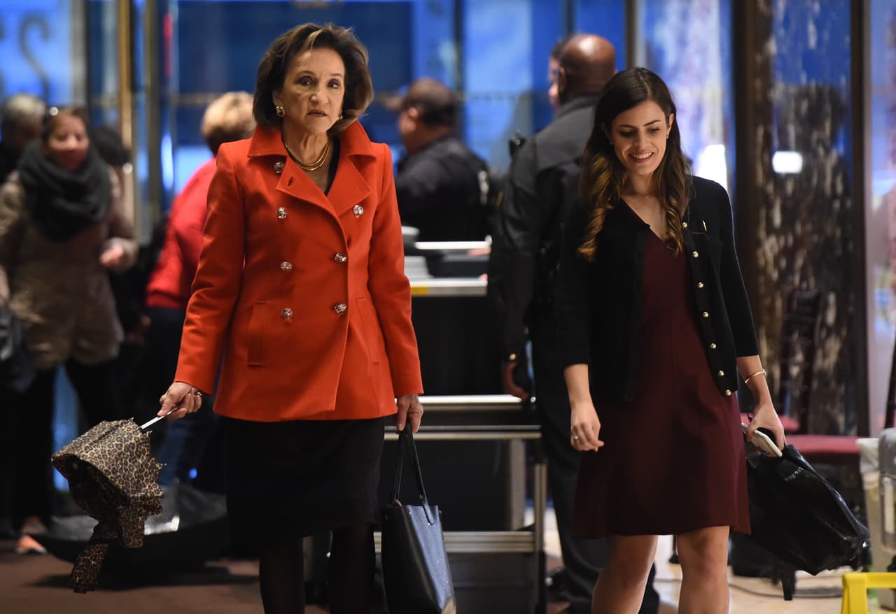 En el lobby de la Torre Trump junto a Marion C. Blakey, presidenta de Rolls-Royce, el 29 de noviembre de 2016.