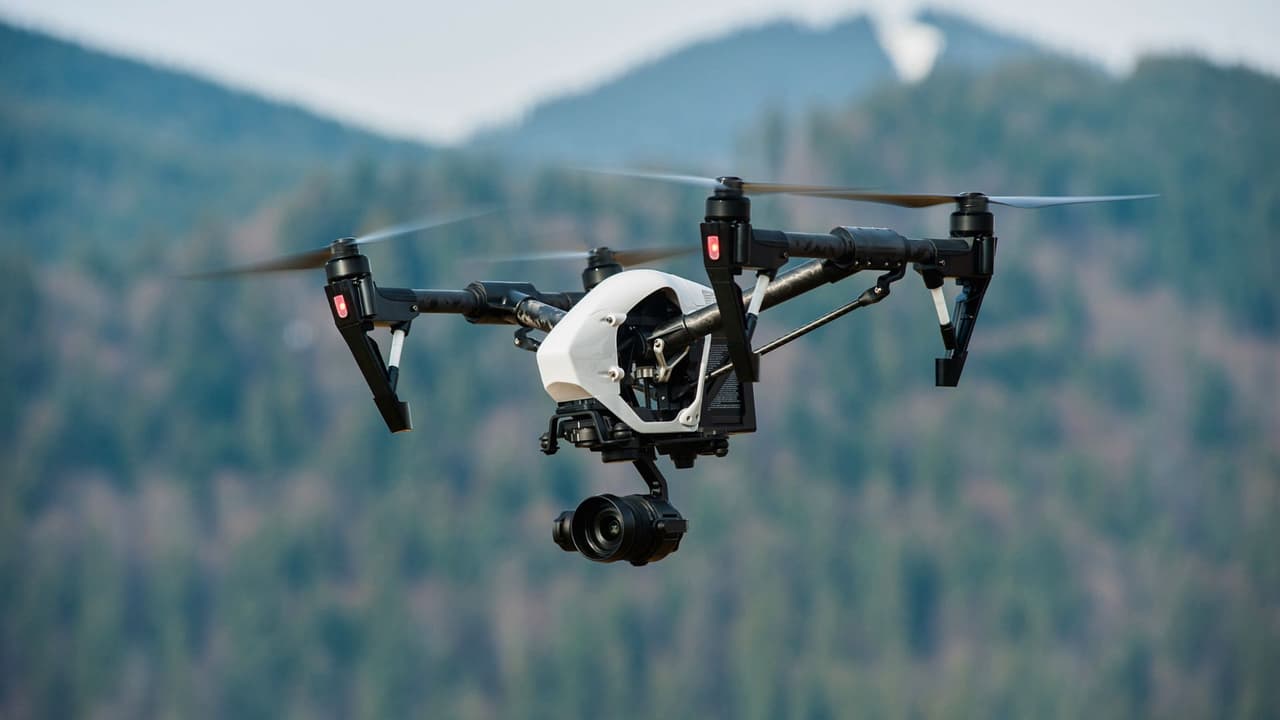 <h3 class="cms-H3-H3">🔎 Preguntas comunes y respuestas sobre cómo volar y operar un dron en Texas </h3>
<br>
<b>🔴 ¿Puedo volar un dron cerca de aeropuertos en Texas? </b>
<br>🟢 No, los drones no pueden volar dentro de las 5 millas de un aeropuerto sin una autorización especial de la FAA. Es fundamental verificar las zonas prohibidas alrededor de aeropuertos y bases militares utilizando la aplicación B4UFLY antes de volar.
