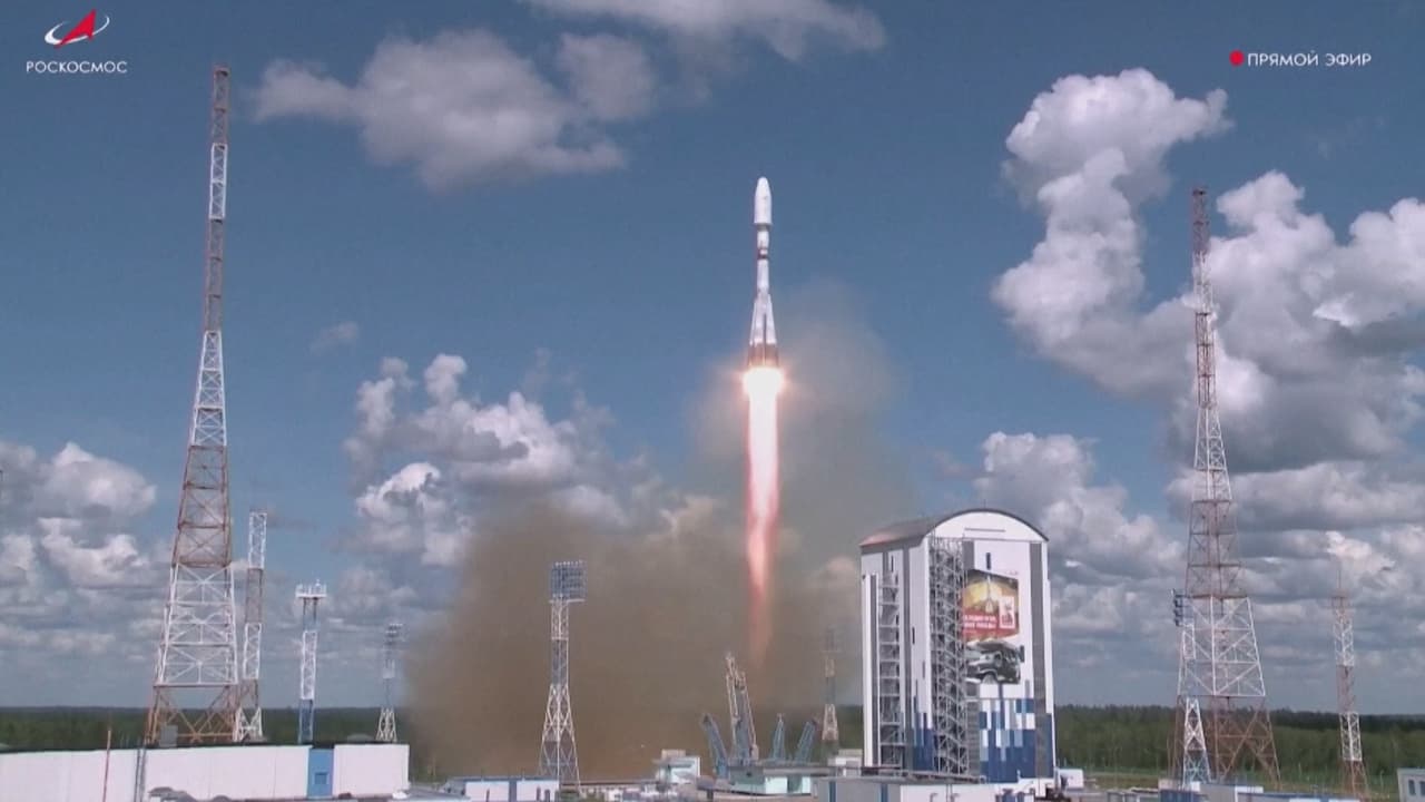 El momento en el que un cohete ruso despega para poner en órbita un satélite de Irán