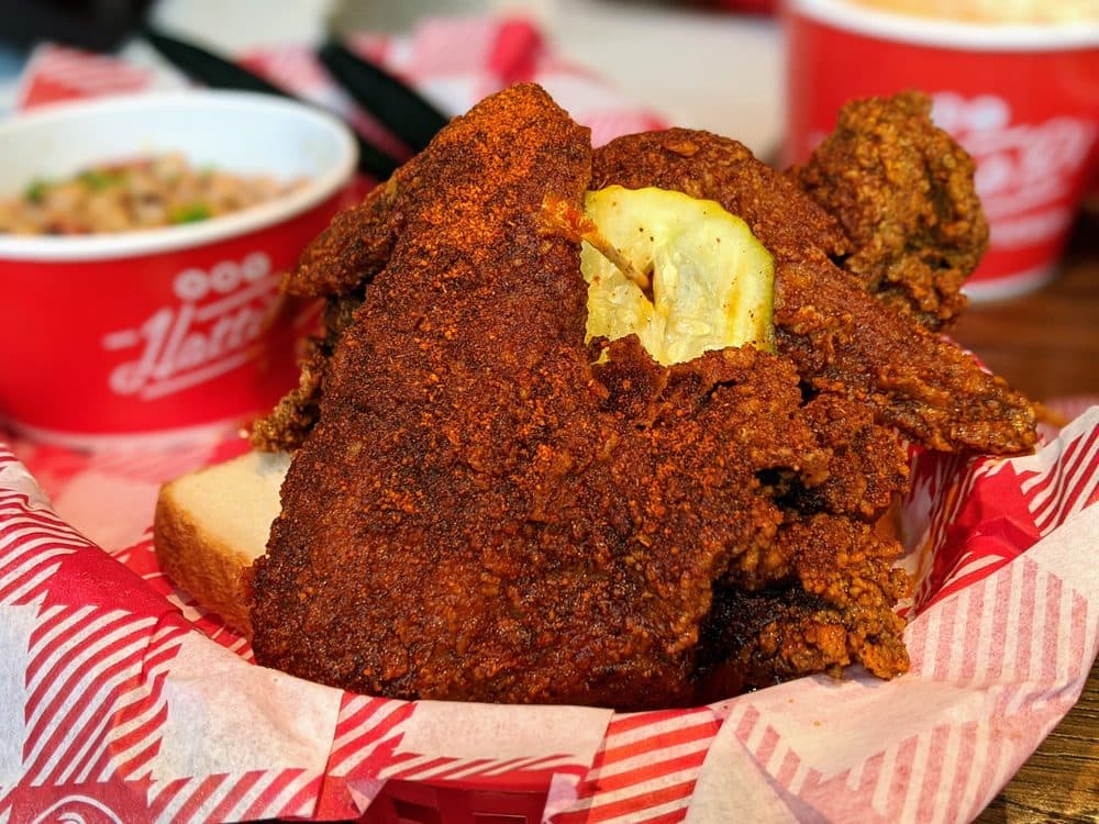 <b>Hattie B's Hot Chicken - Atlanta East</b>
<br>Dirección: 299 Moreland Ave NE Atlanta, GA 30307
<br>Teléfono: (678) 990-5100
<br>Sitio web: 
<a href="http://hattieb.com">http://hattieb.com</a> 
<br>
<b><a href="https://www.yelp.com/map/hattie-bs-hot-chicken-atlanta-east-atlanta-3">Cómo llegar</a></b>
<br>
<br>Sus dueños dicen que son “un restaurante de propiedad y gestión familiar que sirve Nashville Hot Chicken y guarniciones caseras en Nashville, Birmingham, Menfis y Atlanta”. Sus alitas destacan entre los platillos picantes, según sus clientes.