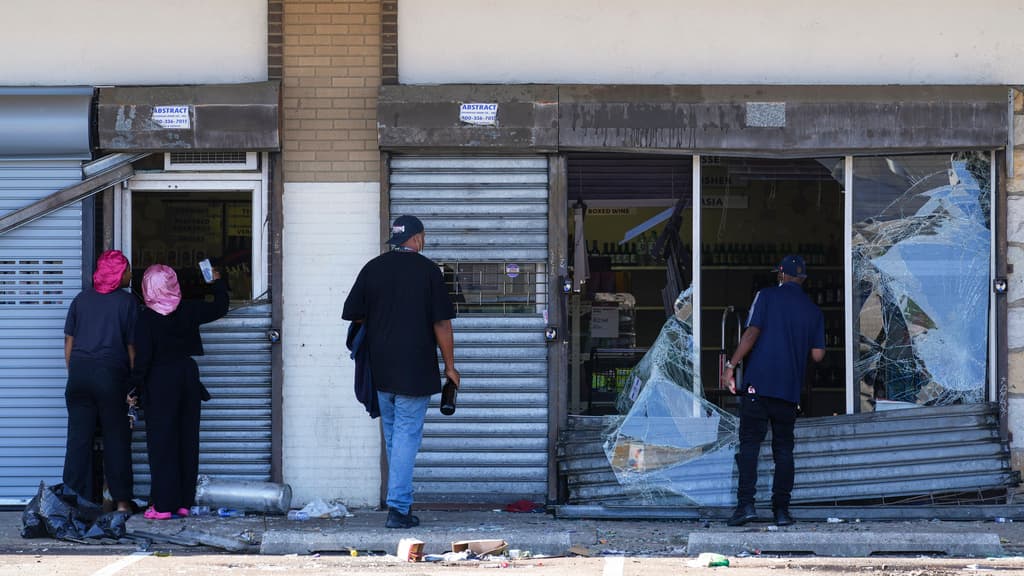 Grabaciones mostraron el momento en el que grupos de personas entraron a las tiendas el martes por la noche y llenaron bolsas de plástico con mercancía. Las tiendas afectadas fueron Foot Locker, Lululemon, Apple y otras.