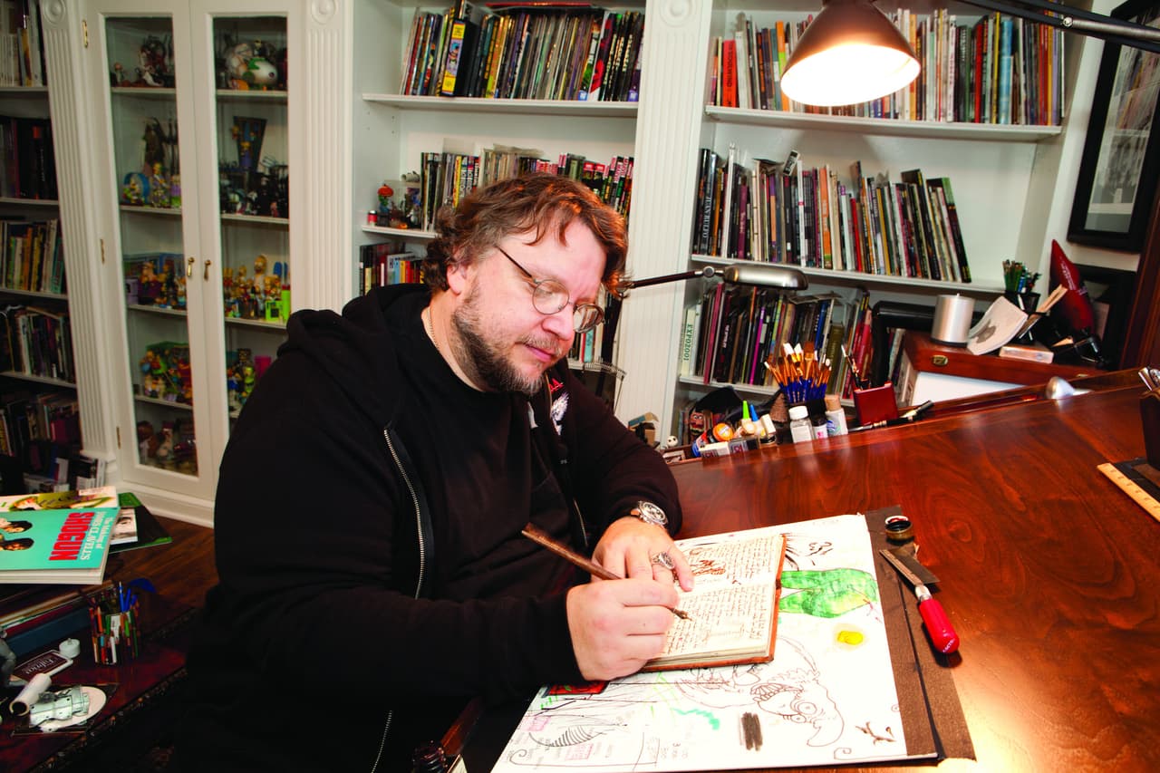 Guillermo del Toro reivindicó su origen mexicano y aseguró que la muestra llega en un momento en el "los monstruos reales visten trajes elegantes".