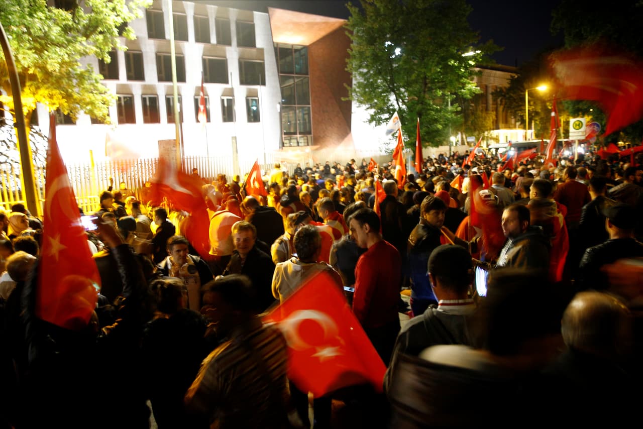 Una multitud ondea banderas turcas frente a la embajada turca en Berlín, Alemania. Foto de Axel Schmidt/Reuters.