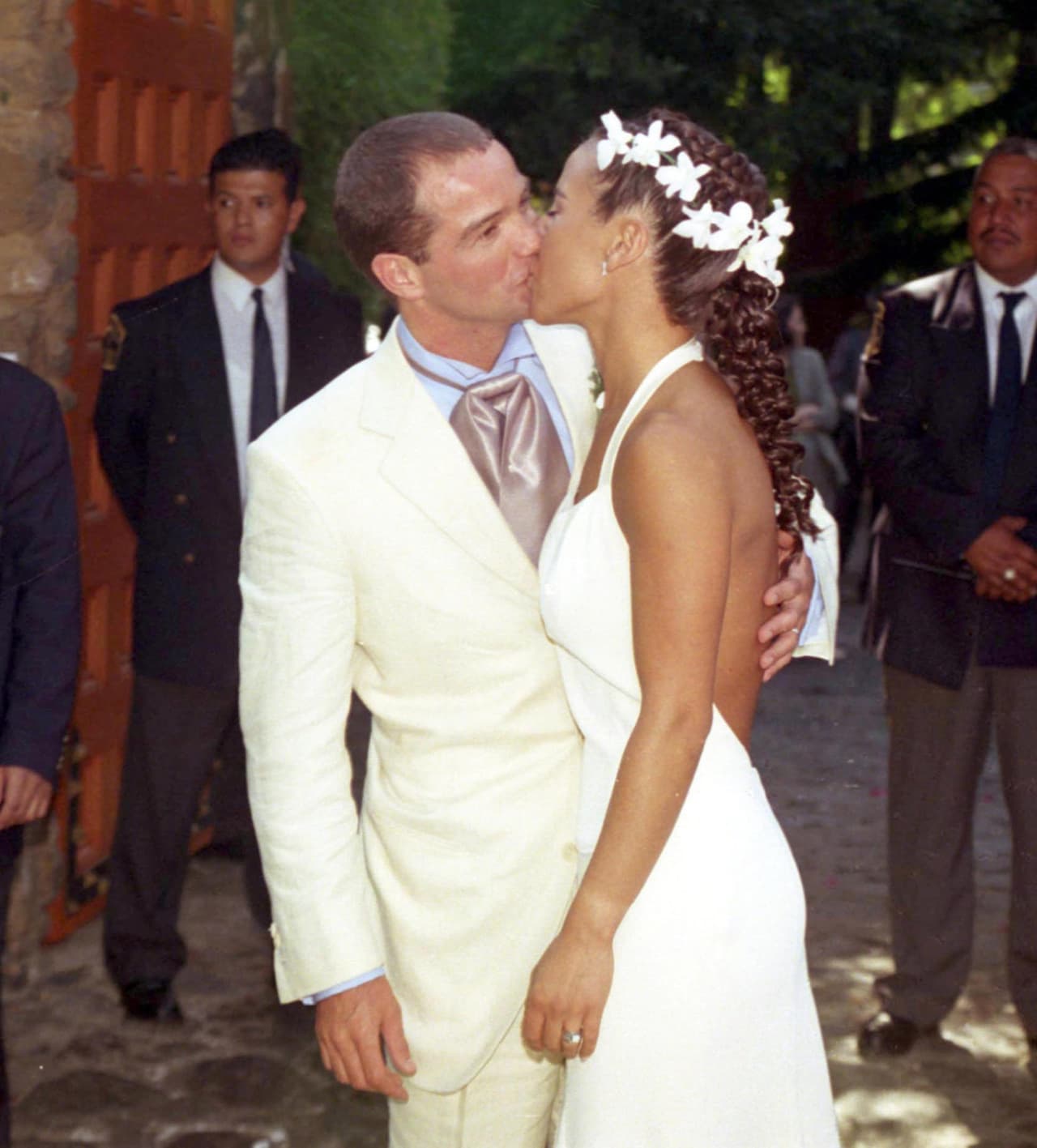 La polémica se levantó cuando 
<b><a href="https://www.univision.com/programas/novelas/lety-calderon-y-otras-actrices-que-han-tenido-romances-con-hombres-menores-fotos">Kate</a></b> habló de las razones de su divorcio. Fue mediante el libro 'Tuya' que relató los momentos de violencia doméstica que sufrió junto a Luis García.