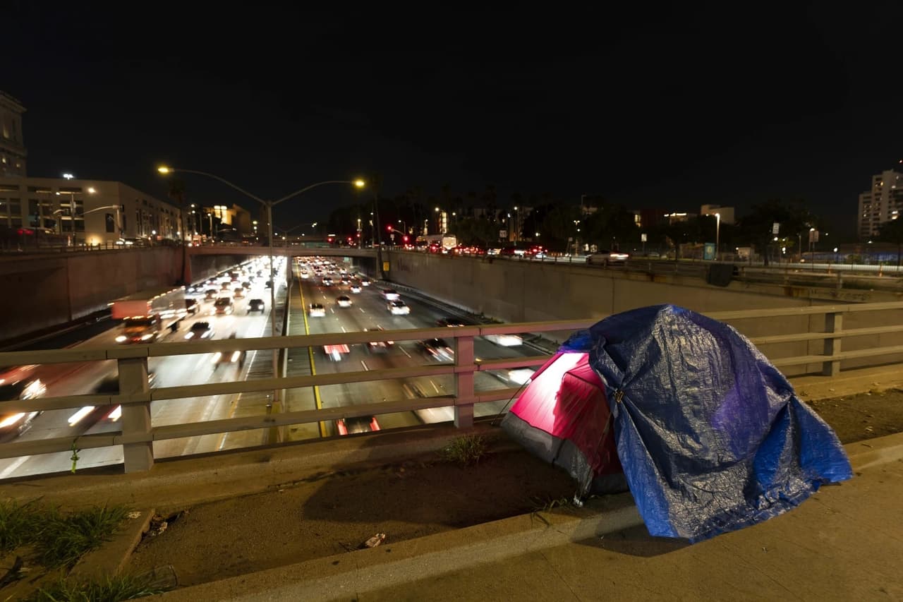 Los campamentos de personas sin hogar llenan las calles de Los Ángeles.