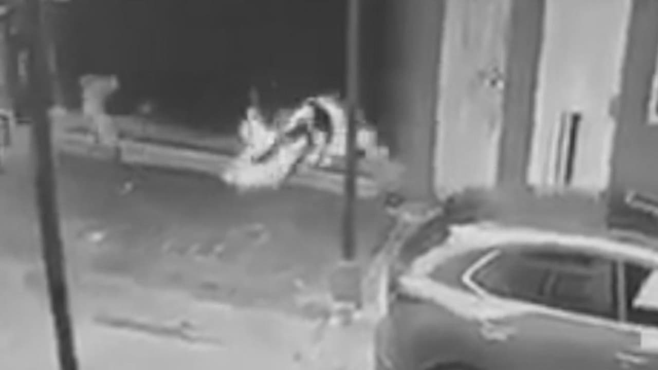 <b>"Intentó quemar vivo a su pareja": una mujer le prende fuego a un desamparado mientras dormía</b>
<br>
<br>En video quedó grabado cómo la mujer se acerca a su pareja, un desamparado de 62 años, le lanza un papel al cual le prendió fuego y luego le arroja un vaso con gasolina. La víctima sufrió graves quemaduras y fue atendido en un hospital de Buenaventura, Colombia.