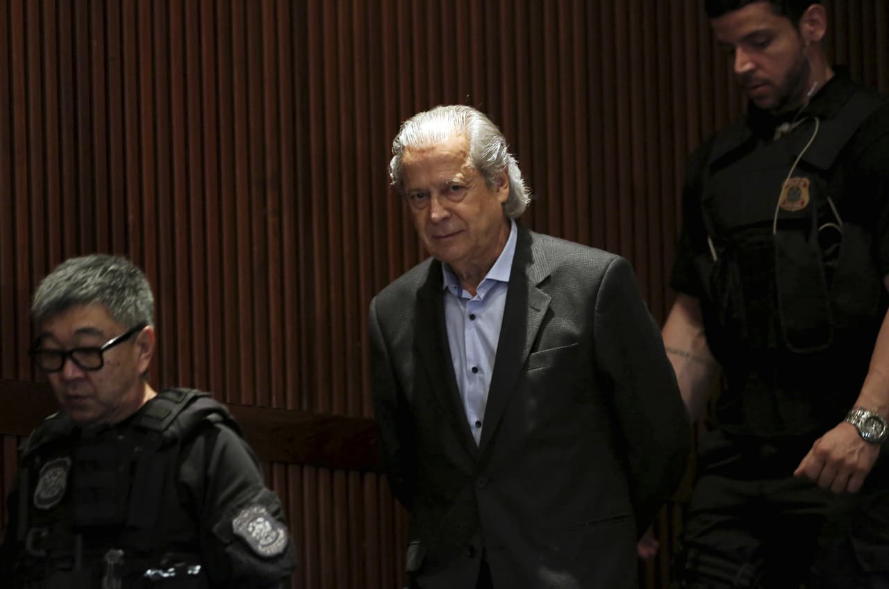 3 de agosto de 2015. La policía arresta al ex ministro de Gobierno José Dirceu, uno de los miembros de más alto nivel del Partido de los Trabajadores y ex jefe de gabinete de Lula entre 2003 a 2005.