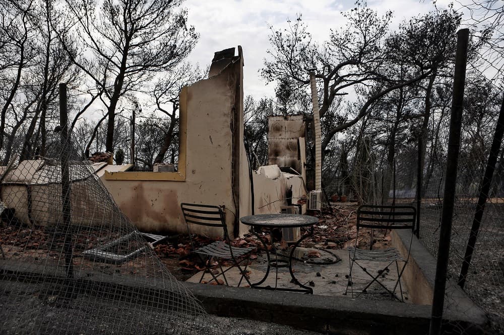 Otro incendio de menor envergadura a 18 millas (30 kilómetros) al noreste de Atenas acabó convirtiéndose por la noche, con vientos que alcanzaron fuerza 9 en la escala de Beaufort y rachas de fuerza 11, en causante de la mayor tragedia vivida en Grecia desde hace 11 años.