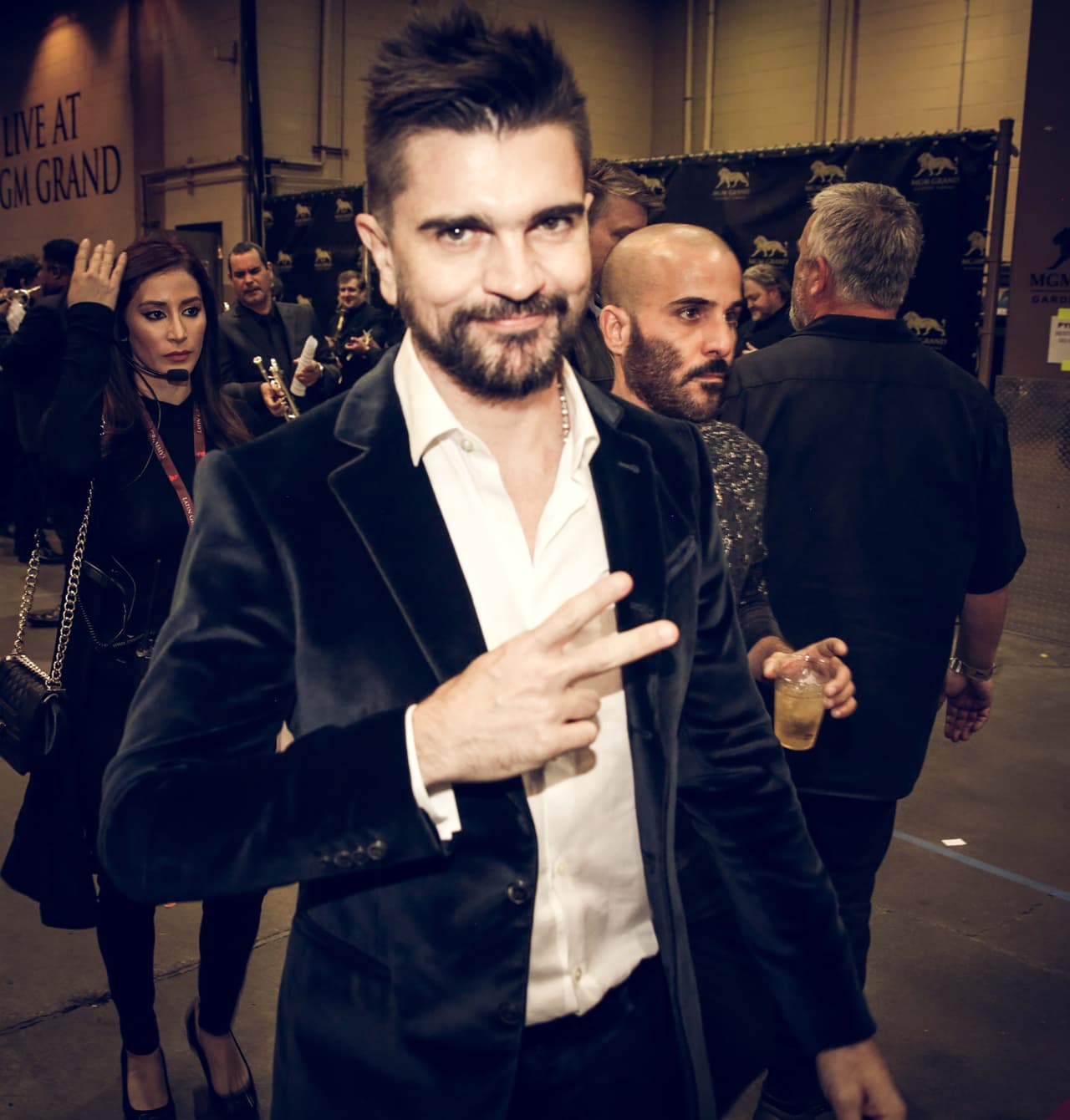 Juanes se llevó dos Latin GRAMMY y se convierte en uno de los cantantes con más gramófonos: tiene 25 ya.