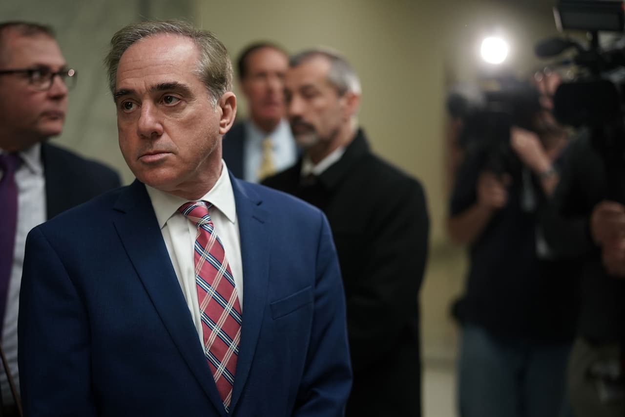 El 
<b>secretario de Asuntos de Veteranos David Shulkin</b> era el único sobreviviente del gobierno de Barack Obama que quedaba en el equipo de Trump. Su caída se precipitó luego de un reporte interno de su departamento en el que se señalaba que hizo un viaje a Europa con su esposa en el que mezcló trabajo con turismo usando dinero público y que además aceptó regalos, como tickets para el torneo de tenis de Wimbledon.