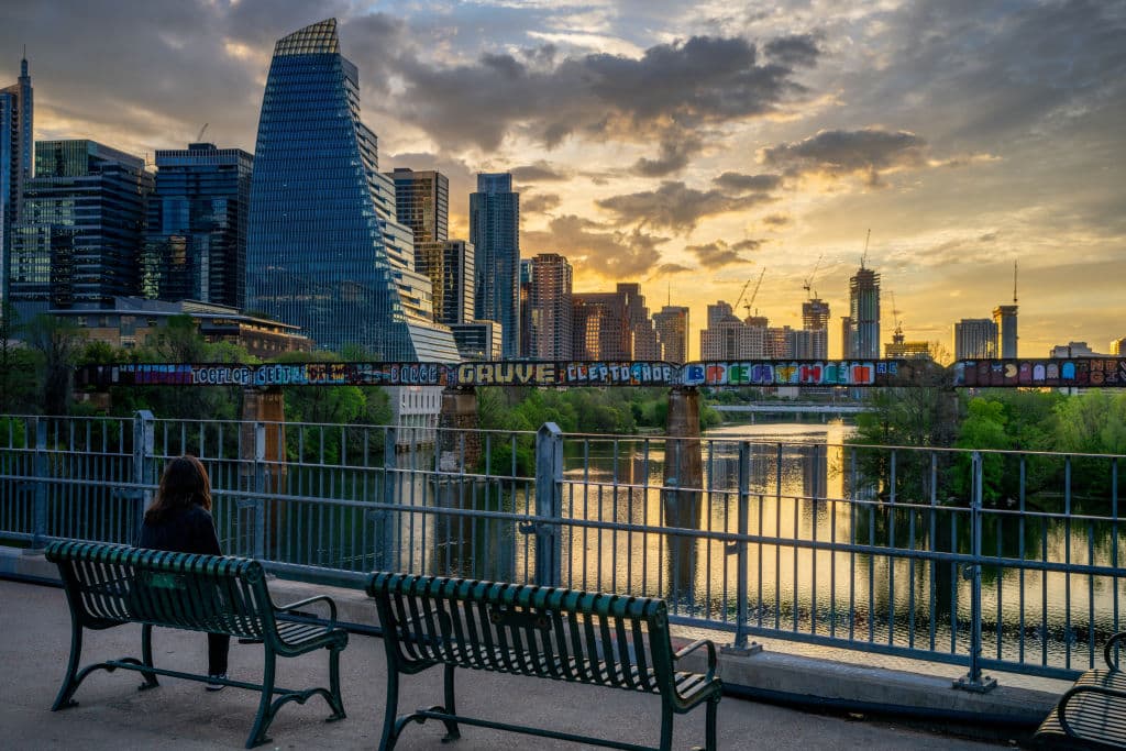 <b>Austin, Texas</b>, es otra ciudad ribereña, con costa en el río Colorado, que también está experimentando hundimiento. Austin tiene una proporción notablemente alta de edificios en áreas de riesgo alto y muy alto debido al hundimiento, clasificándose como la segunda ciudad con mayor proporción después de San Antonio, con 1 de cada 71 edificios afectados.
<br>