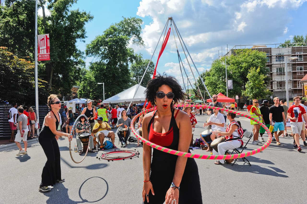 <b>Evento</b>: Packapalooza
<br>
<b>Fecha</b>: 24 de agosto
<br>
<b>Lugar</b>: North Carolina State University
<br>
<b>Sitio web</b>: 
<a href="https://packapalooza.ncsu.edu/">https://packapalooza.ncsu.edu/</a> 
<br>
<br>Estudiantes, profesores, personal, exalumnos, familias y miembros de la comunidad local de NC State University llenan Hillsborough Street para pasar un día lleno de música, entretenimiento, actividades familiares, comida y más.