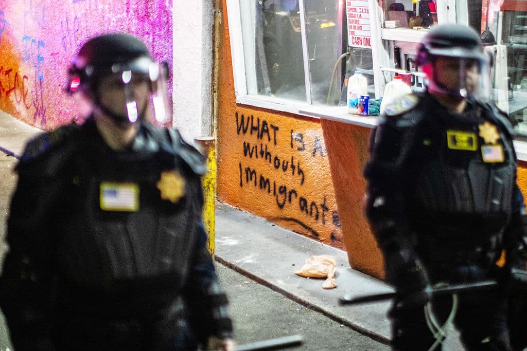 En las calles de Paramount, quedó escrita la pregunta que millones de personas se hacen continuamente en Estados Unidos y que invita a pensar en 
<b>las consecuencias de estas deportaciones para la nación construida por inmigrantes</b>.