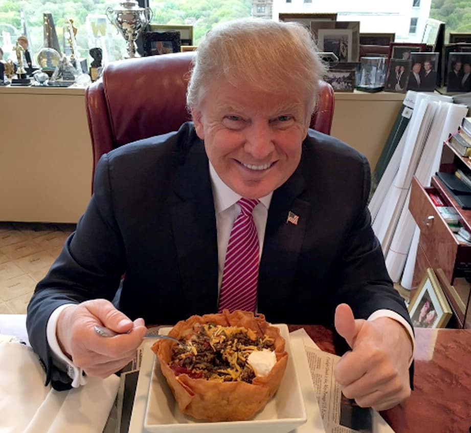 <b>La jugada fallida del taco bowl.</b> "¡Feliz #CincoDeMayo! Los mejores 
<i>taco bowls</i> se preparan en Trump Tower Grill. ¡Amo a los hispanos!", escribió el empresario en su cuenta de Twitter. Donald Trump, entonces virtual candidato republicano 
<b><a href="http://www.univision.com/noticias/elecciones-2016/trump-quiere-llegarle-a-los-hispanos-al-corazon-con-este-taco-bowl">celebró una fecha</a></b> histórica de México, el Cinco de Mayo, con un invento gastronómico que tiene poco de mexicano. 5 de mayo de 2016.