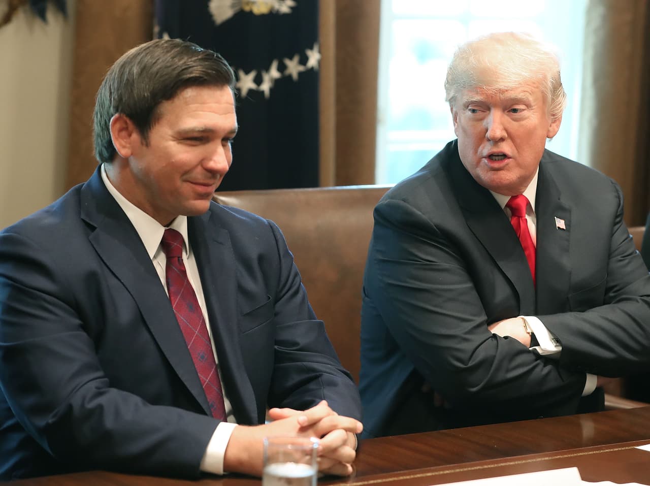 El gobernador electo de Florida, Ron DeSantis (R), se sienta junto al presidente de Estados Unidos, Donald Trump, durante una reunión con los gobernadores electos en la Sala del Gabinete de la Casa Blanca el 13 de diciembre de 2018 en Washington, DC.