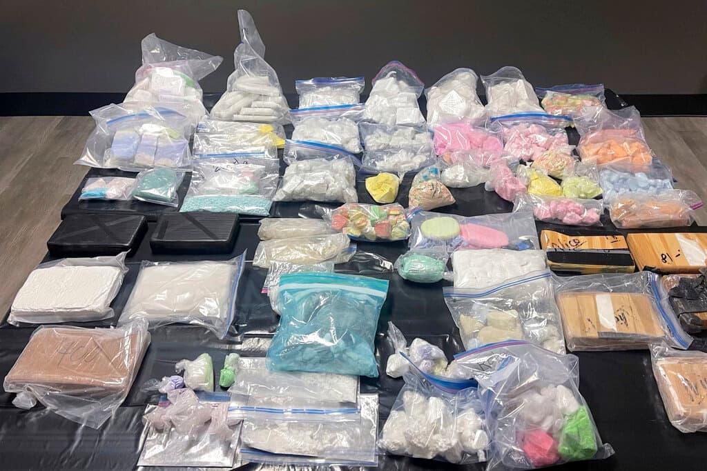 Un kilogramo de fentanilo tiene el potencial de matar a 500.000 personas. La DEA dice que solo 2 miligramos de fentanilo pueden ser letales según el tamaño corporal, la tolerancia y el uso de drogas de una persona.