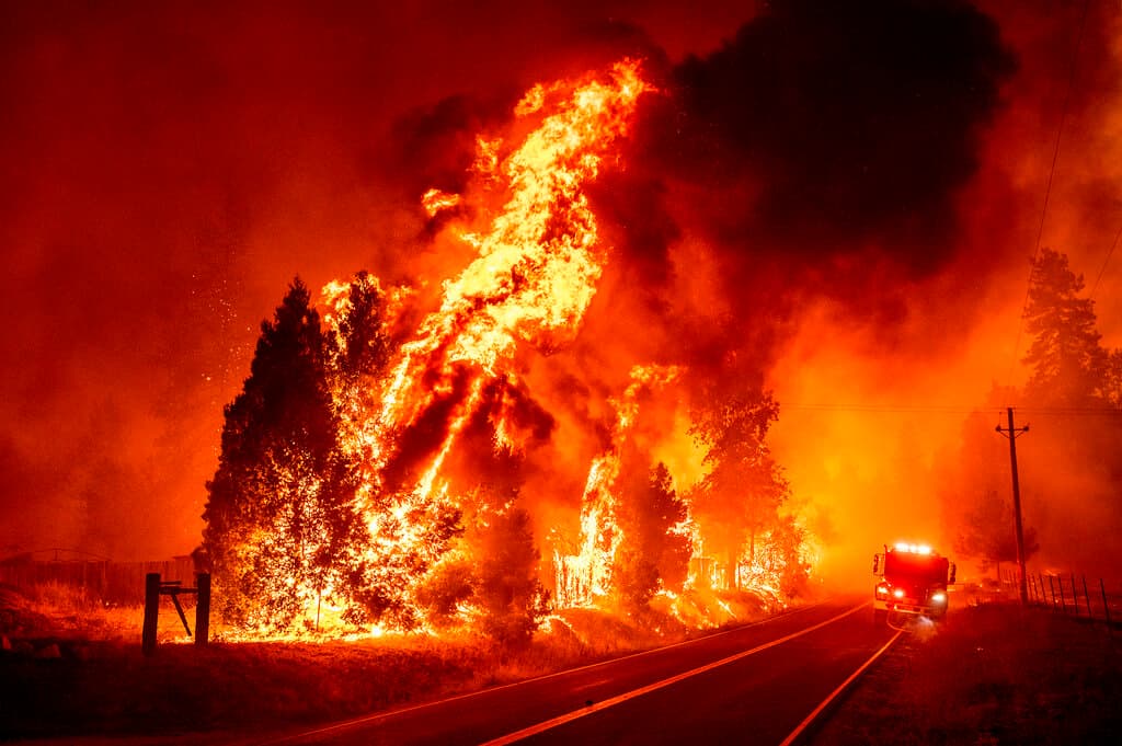 El incendio está contenido en un 10%, detalló este lunes Cal Fire y se mantiene la alerta para las zonas aledañas al Parque Nacional Yosemite; así como la declaratoria de emergencia para el condado de Mariposa, emitida por el gobernador, Gavin Newsom,el sábado por la tarde.