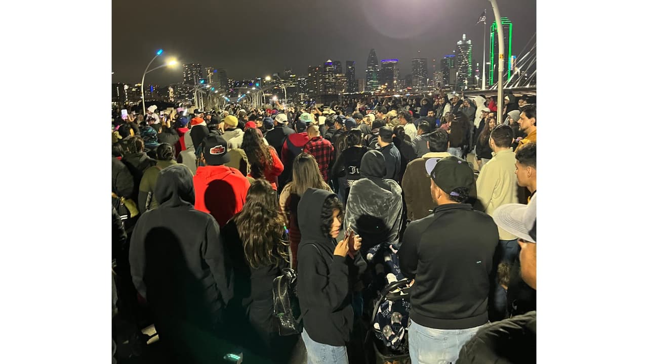 Ahora cientos de personas se reúnen, convocados por DallasCumbia, en el puente a hacerlo vibrar al bailar cumbia colombiana, rebajada o vallenatas. “La cumbia hace que no me sienta solo", dice Saul, "Siento que
<b> toda la gente me abraza porque a todos nos gusta lo mismo </b>y toda la gente estamos ahorita unidos, porque la cumbia nos une”. 
<br>