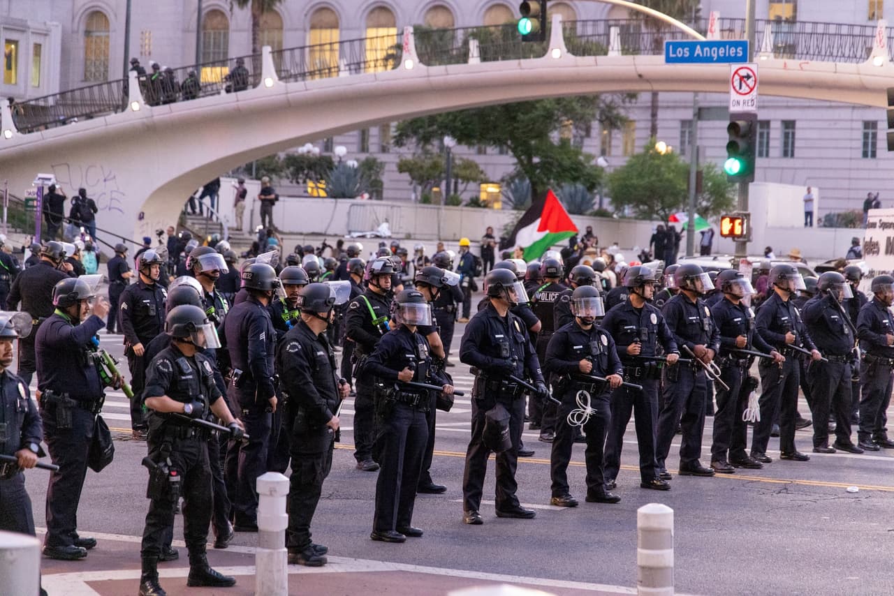 <b>Más de 5,000 efectivos federales y de la Guardia Nacional permanecen activos en Los Ángeles,</b> mientras continúan las tensiones entre autoridades locales, estatales y federales.