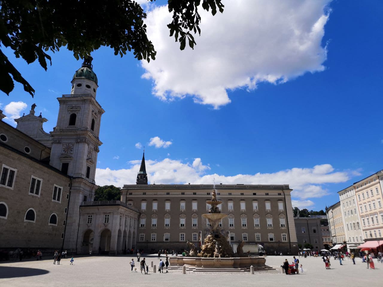 <h3 class="cms-H3-H3">6. Salzburgo, Austria</h3>
<br>
<br>En esta ciudad nació el famosos compositor Wolfang Amadeus Mozart. Tiene 
<b>una división marcada por el río Salzach. </b>Por un lado, el histórico casco de la ciudad con su infraestructura peatonal y, por el otro, la parte moderna, donde se puede encontrar la 
<i>Bräustübl zu Mülln</i>, 
<b>la cervecería más grande del país</b>.