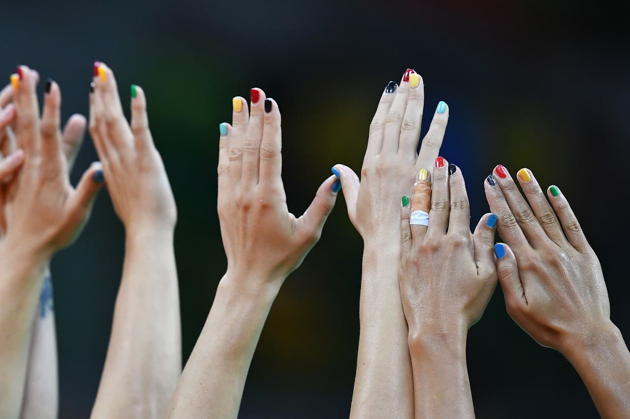 Las jugadoras de Montenegro presumen sus uñas pintadas con los colores de los anillos olímpicos durante un partido de balonmano.