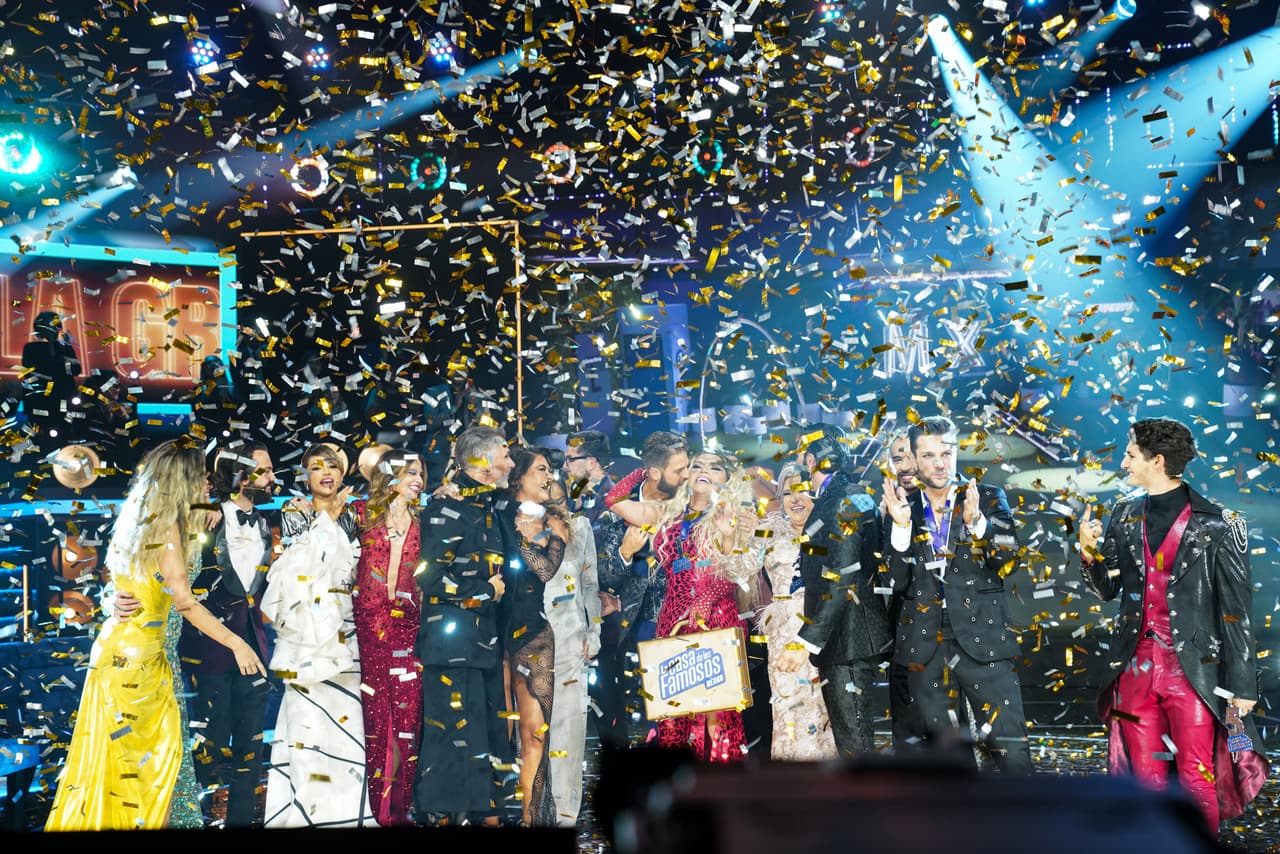 La fiesta y los abrazos al final de la transmisión no faltaron, todos querían felicitar a la gran ganadora.