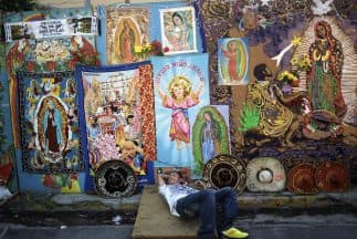 <b>El catolicismo</b> fue introducido por los conquistadores del 'Nuevo Mundo'. El adoctrinamiento cultural se realizó a través de la evangelización, lo cual sigue siendo la principal herencia de las comunidades hispanas. Según un estudio de 
<a href="https://www.pewforum.org/2014/05/07/the-shifting-religious-identity-of-latinos-in-the-united-states/" target="_blank">Pew Research Center del 2014</a>, 
<b>el 55% de los hispanos en Estados Unidos dicen ser católicos.</b>
<br>