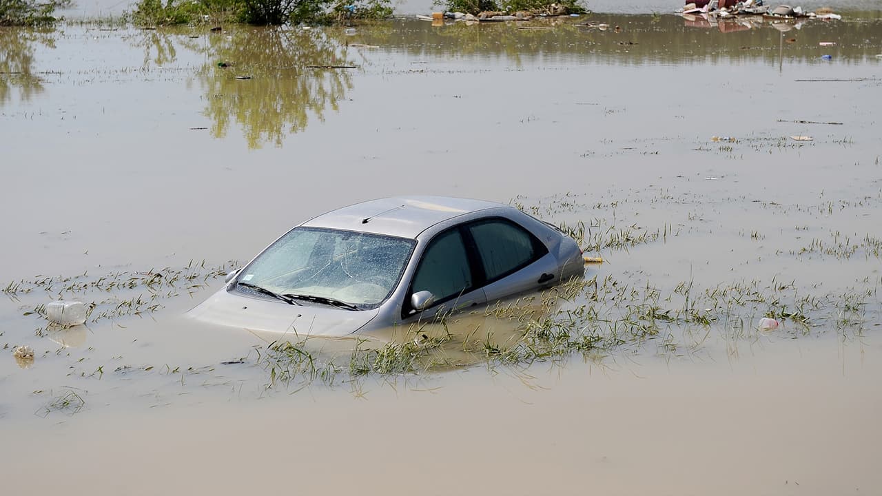 <b>Durante una inundación</b>
<br>- Busca un terreno más alto de inmediato.
<br>- Obedece las órdenes de evacuación. Cierra con llave tu casa y desconecta los servicios públicos y los electrodomésticos.
<br>- No entres en un sótano ni en ninguna habitación si el agua cubre los enchufes eléctricos o si los cables están sumergidos. 
<br>- Si ves chispas o escuchas zumbidos, crujidos, chasquidos o estallidos, sal de inmediato.
<br>- No camines por las aguas de inundación. Sólo se necesitan 6 pulgadas de agua en movimiento para derribarte.
<br>- Si estás atrapado por el agua en movimiento, muévete al punto más alto posible y llame al 911 si es posible. 
<br>- No conduzcas en carreteras inundadas o alrededor de una barricada. Un vehículo puede ser arrastrado en segundos.