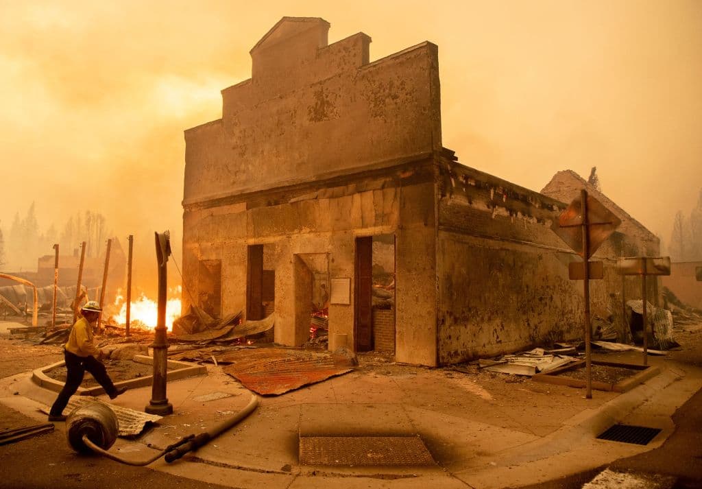 El 
<a href="https://www.univision.com/temas/incendio-en-california">incendio</a> Dixie, que desde mediados de julio está calcinando los bosques del norte de California, arrasó este miércoles por la tarde-noche con buena parte del pueblo de Greenville, una localidad de poco más de 800 habitantes, que recibieron órdenes de evacuaron en las horas previas.
