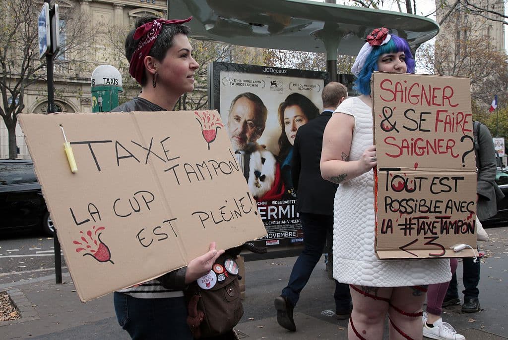 En la última década, mujeres de todo el mundo han salido a las calles a 
<b>pedir impuestos reducidos</b> para los productos menstruales al tratarse de productos de primera necesidad. En la imagen, una manifestación en Francia. "Tasa para el tampón, la copa está llena", dice una de las pancartas.