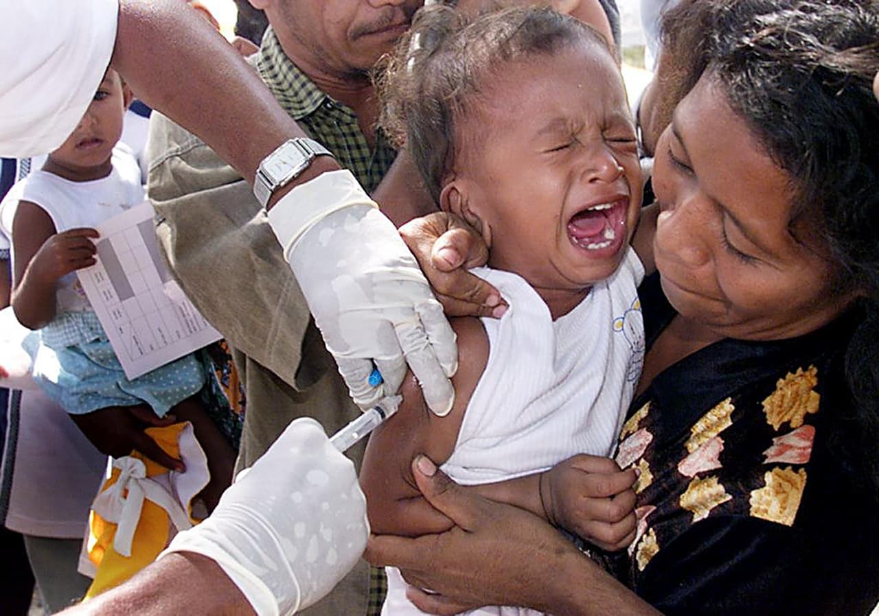 <b>Sarampión </b>
<br>
<b>Introducción de las vacunas: 1963.</b>
<br>
<b>Impacto: 23.2 millones de vidas salvadas entre 2000-2018.</b>
<br>
<br>Alrededor de 2.6 millones de personas morían de sarampi´on cada año todo el mundo antes de la inmunización masiva. Esta infección causa fiebre alta, erupción en la piel y que ataca el tracto respiratorio. En Estados Unidos se le exige la vacuna MMR (contra el sarampión, las paperas y la rubéola) a los niños que acuden a las escuelas públicas.