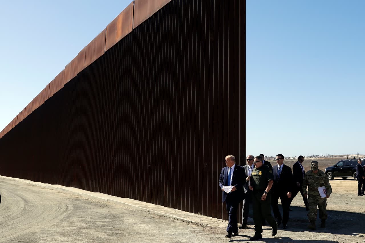 Entre ingenieros del Ejército, funcionarios de Seguridad Nacional, constructores y agentes de la 
<a href="https://www.univision.com/temas/patrulla-fronteriza">Patrulla Fronteriza</a>, Trump alabó el muro, calificándolo como un
<b> "proyecto increíble"</b> y destacando sus características.