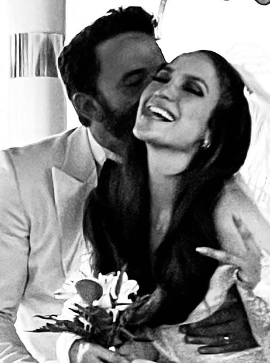 En las selfies que compartió de su primera boda con Ben Affleck, en Las Vegas, se aprecia que el ramo de novia que usó fue más pequeño. 
<br>